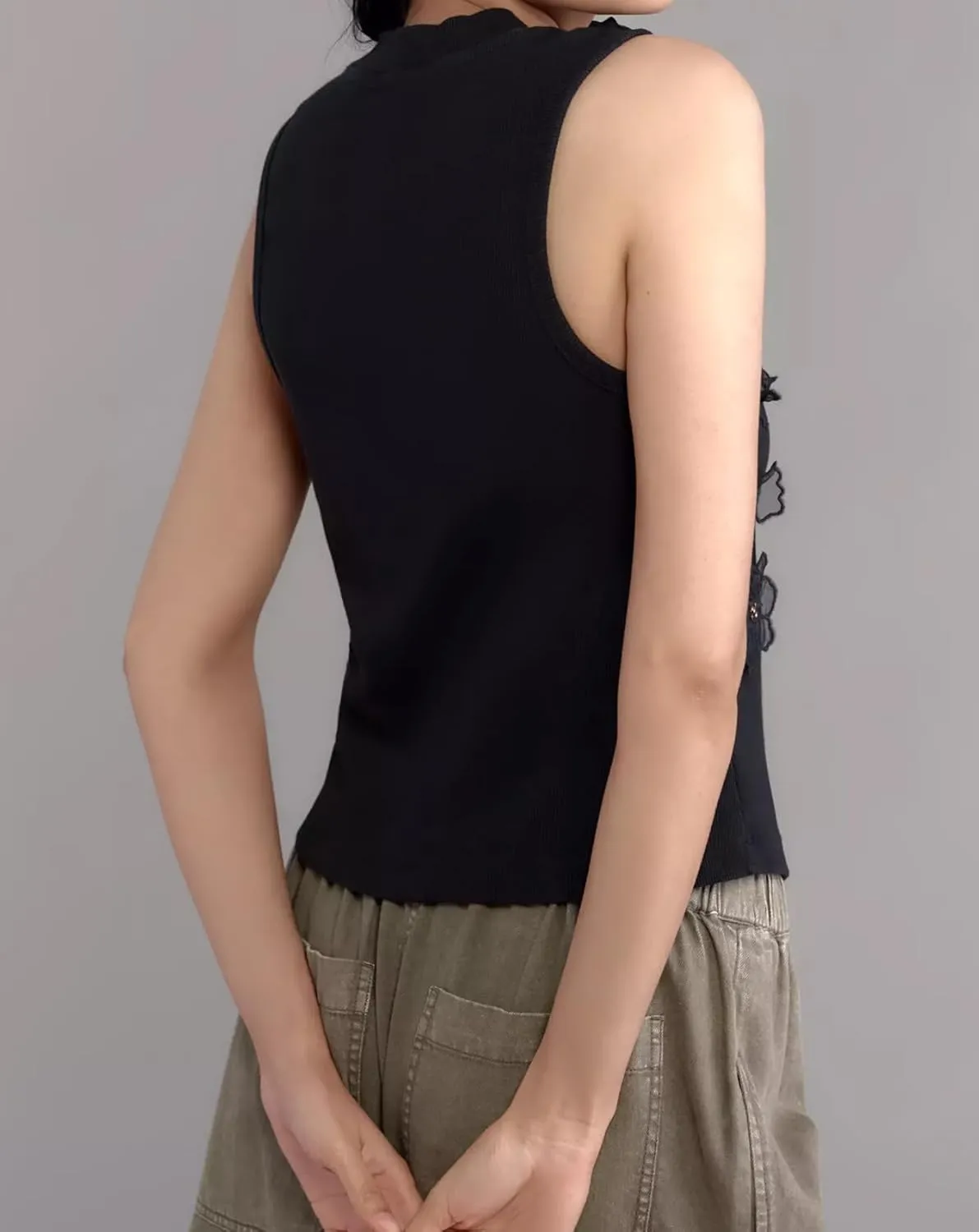 Womens 3D Flower Applique Tank Top 2025 Cute Floral Mock Neck Sleeveless Tops Summer Slim Fit Ribbed Knit Shirts